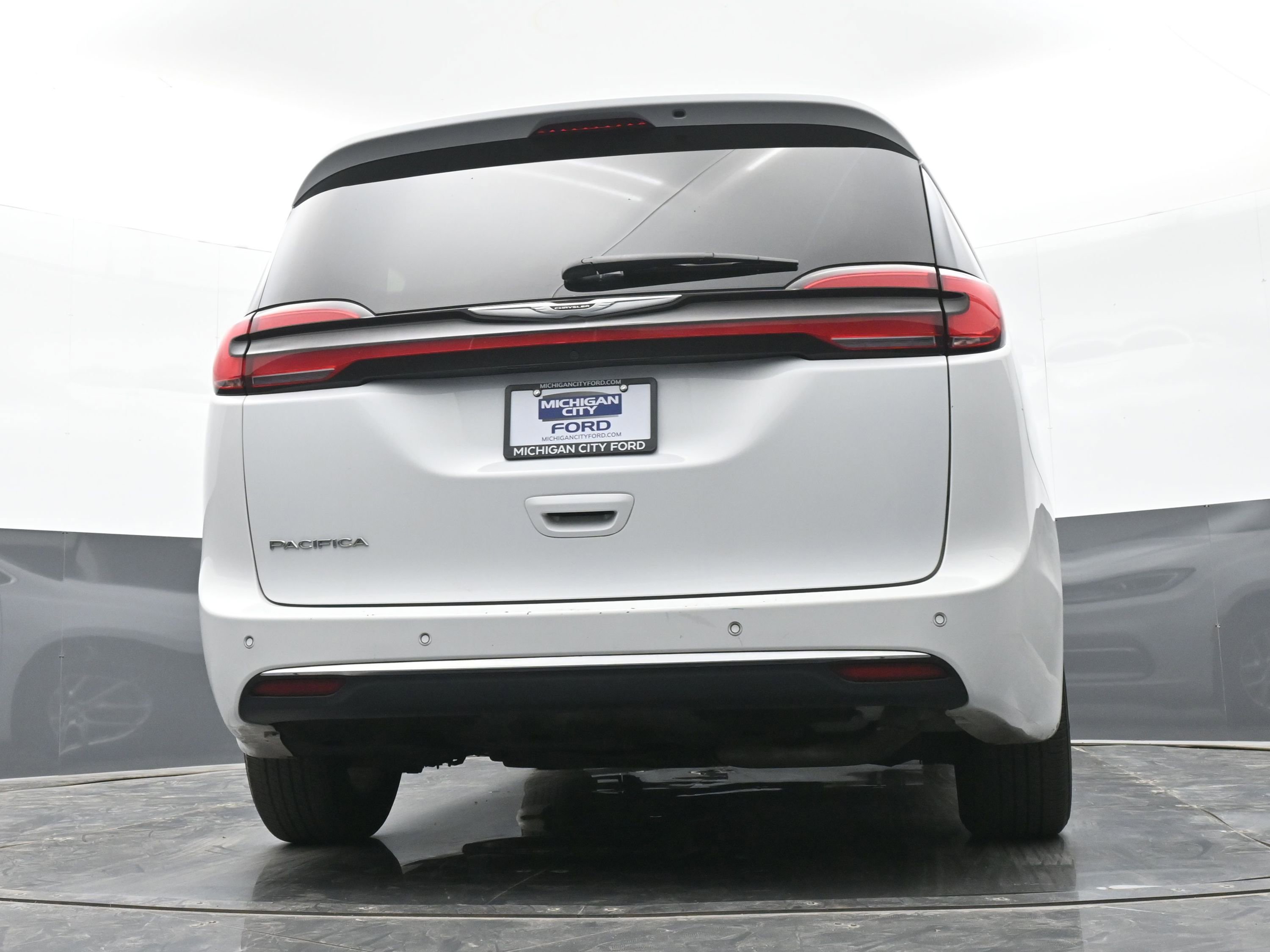 Used 2023 Chrysler Pacifica Touring FWD image 35