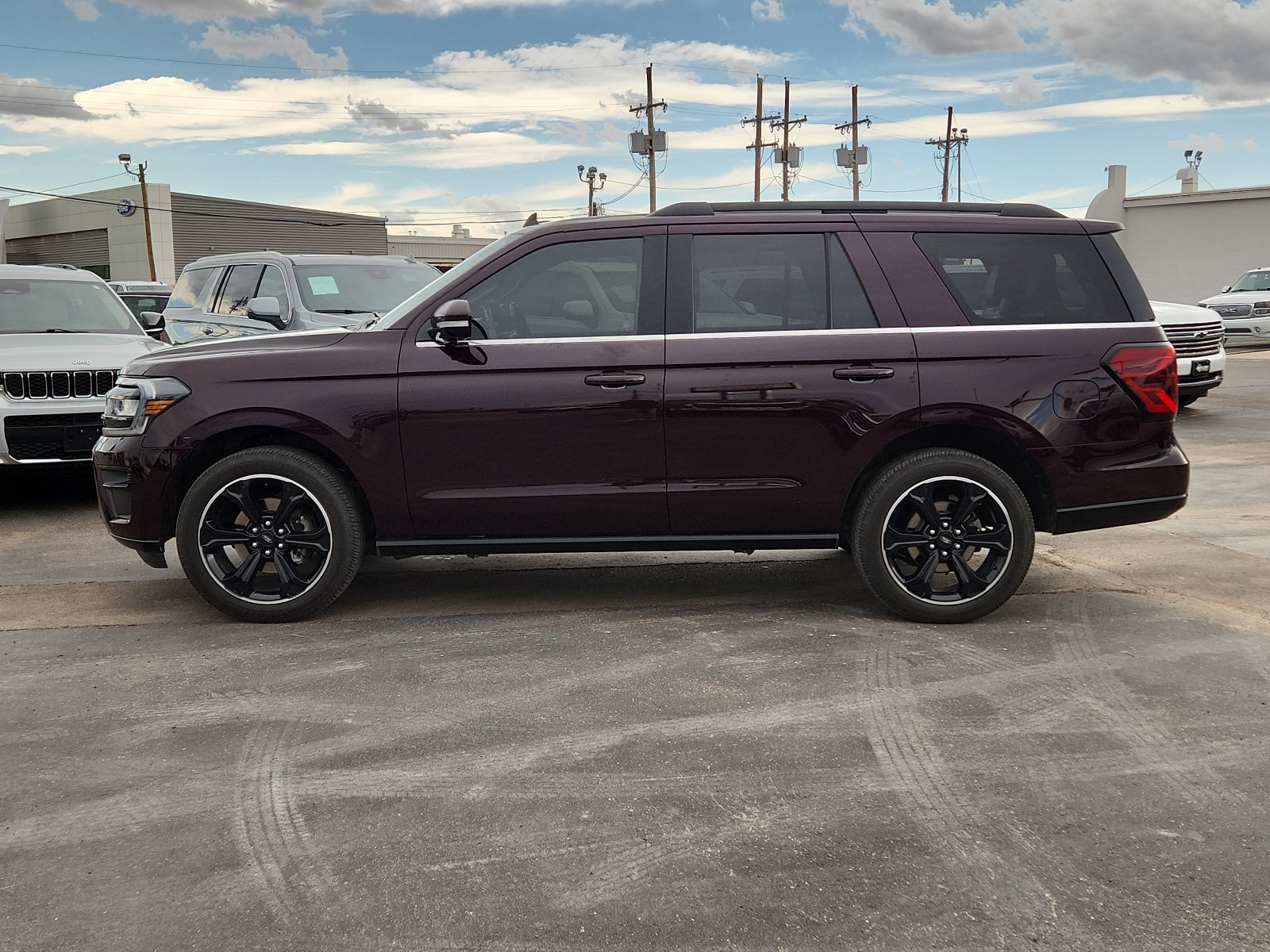 Used 2023 Ford Expedition Limited AWD/4WD image 2