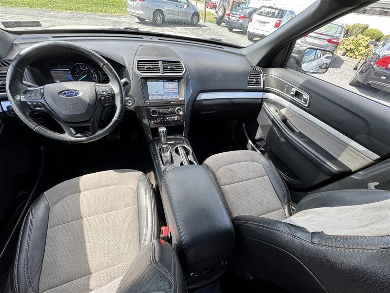 Used 2017 Ford Explorer XLT w/ Equipment Group 202A AWD/4WD image 9