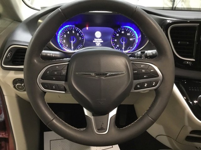 Used 2023 Chrysler Pacifica Touring-L image 29