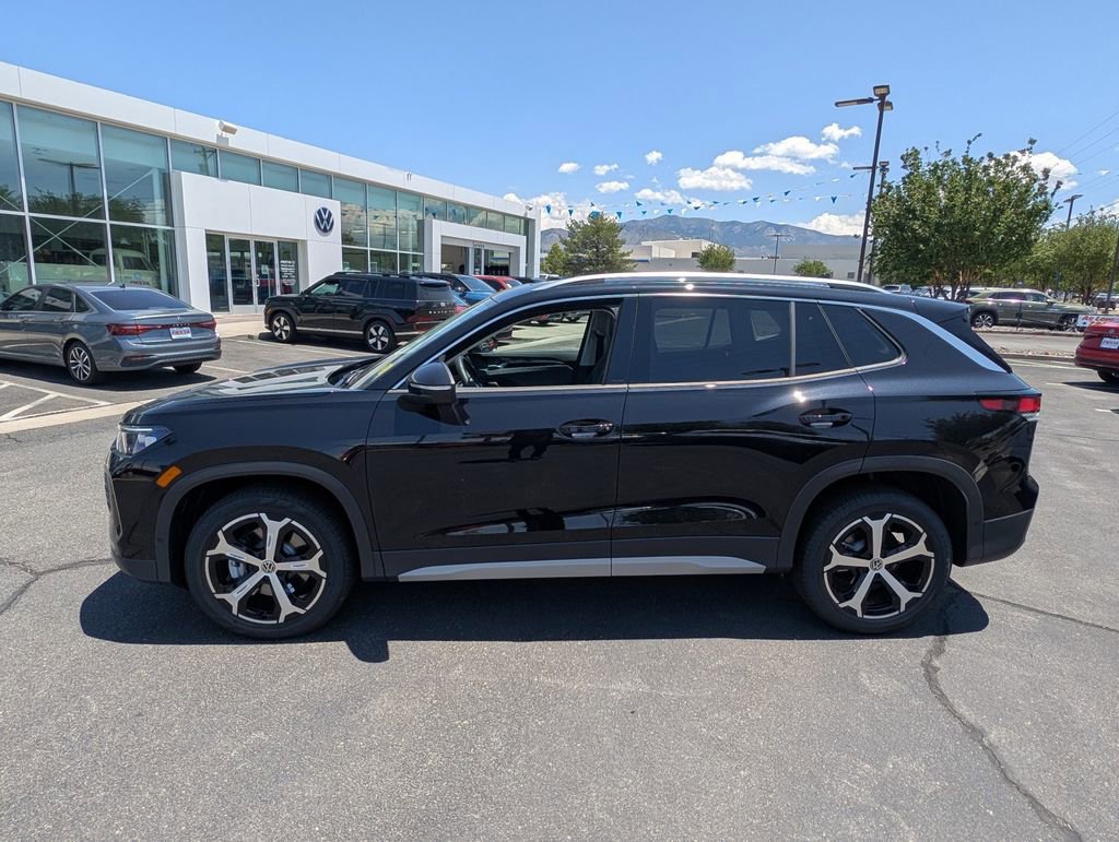 Used 2025 Volkswagen Tiguan SE image 8