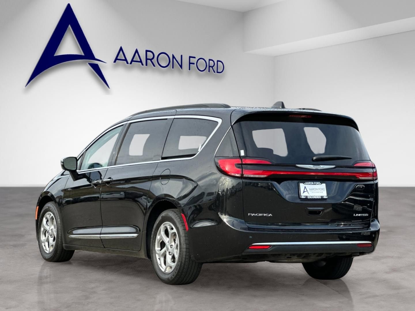 Used 2023 Chrysler Pacifica Limited image 3