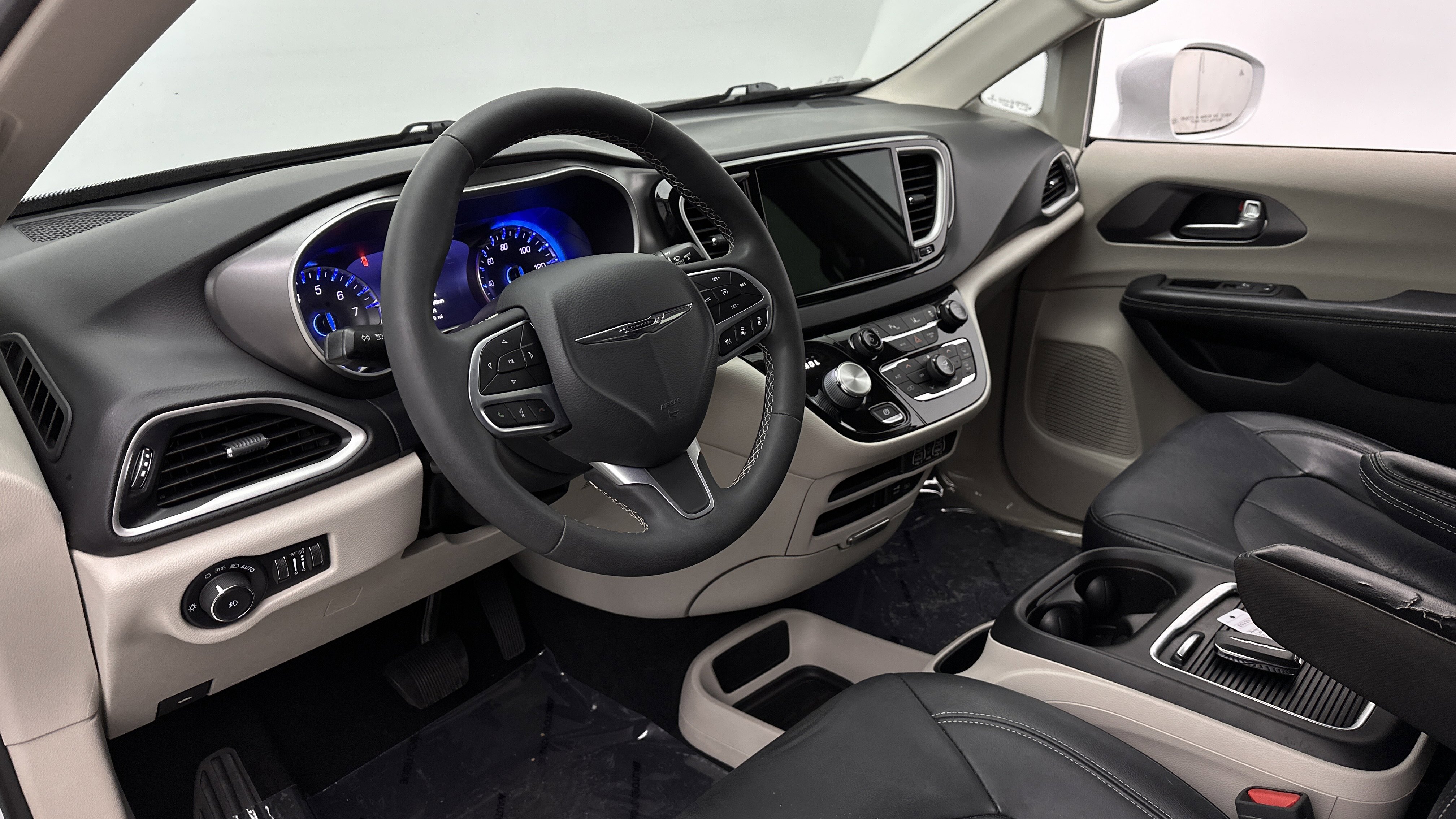 Used 2022 Chrysler Pacifica Touring-L FWD image 8