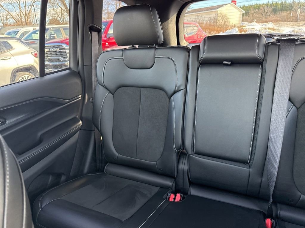 Used 2025 Jeep Grand Cherokee Altitude image 15