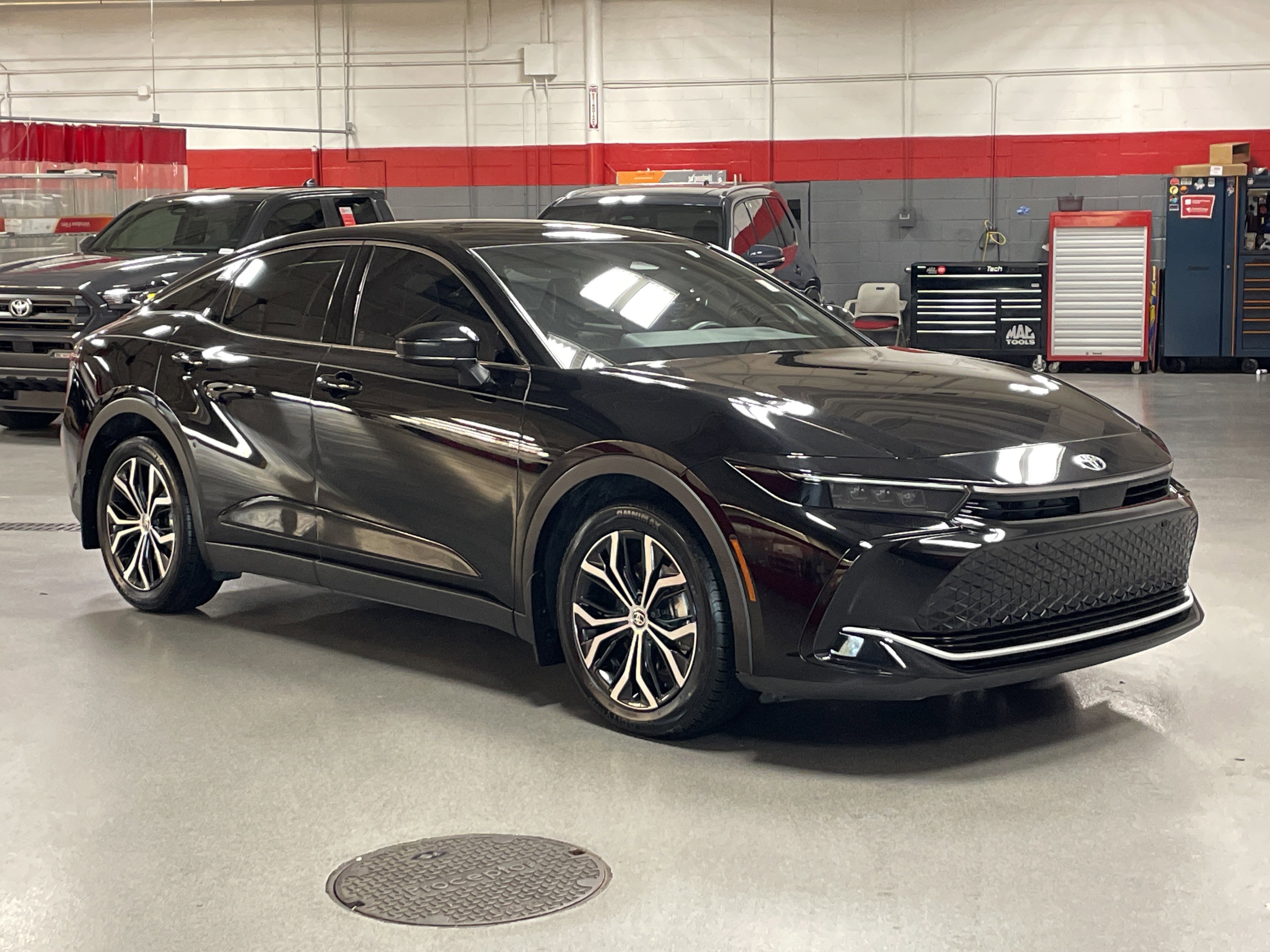 Used 2024 Toyota Crown Limited image 2