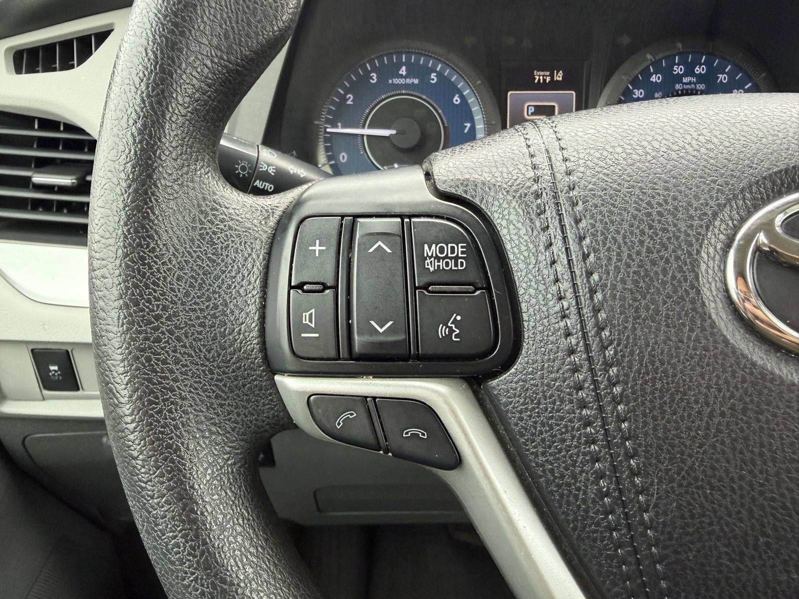 Used 2018 Toyota Sienna LE w/ Carpet Mat Package FWD image 36