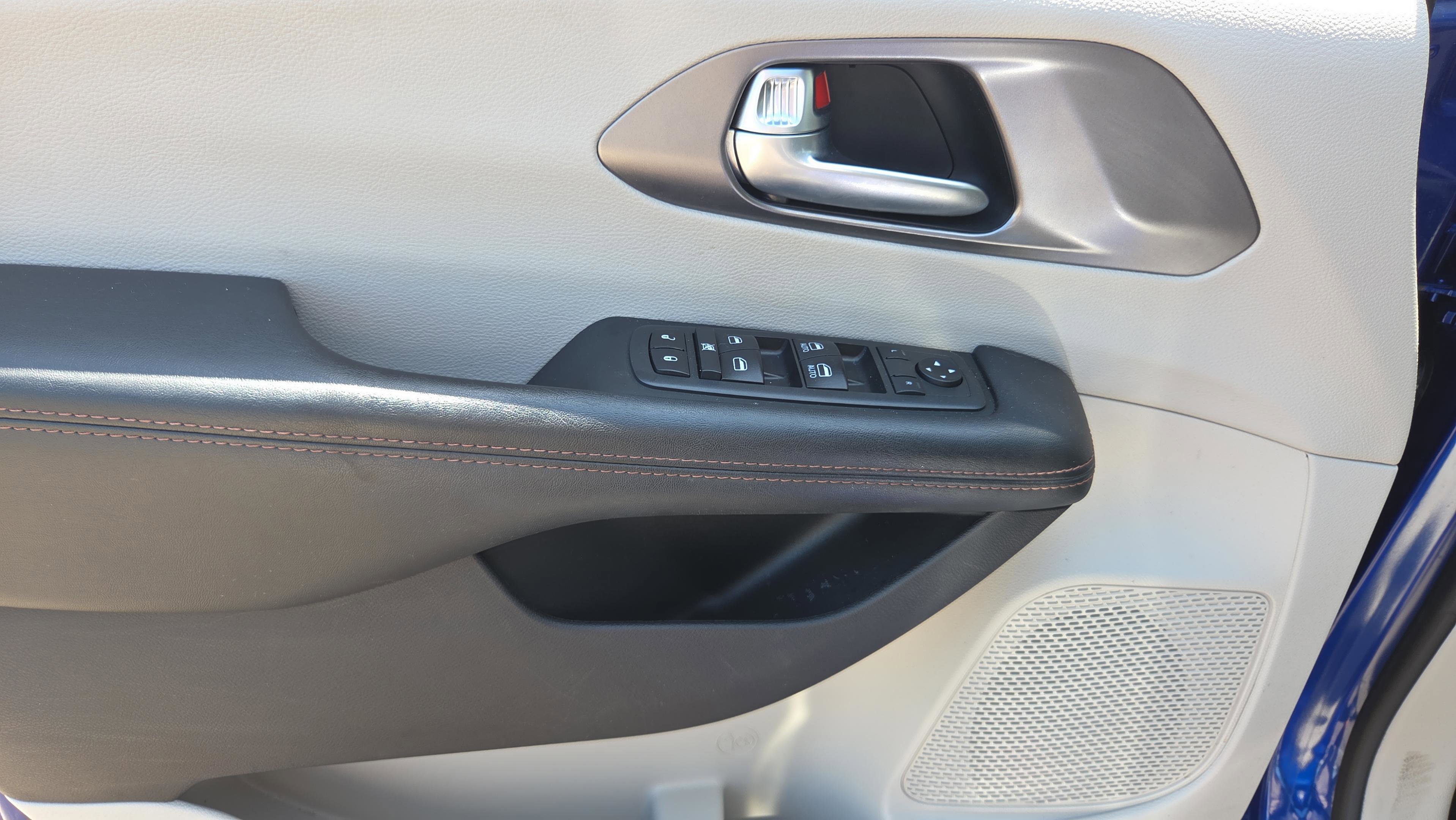 Used 2020 Chrysler Pacifica Touring image 19