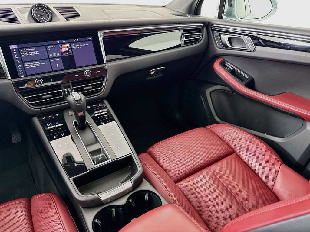 Certified 2025 Porsche Macan AWD/4WD image 26
