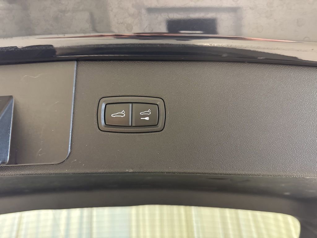 Certified 2023 Porsche Cayenne Platinum Edition image 40