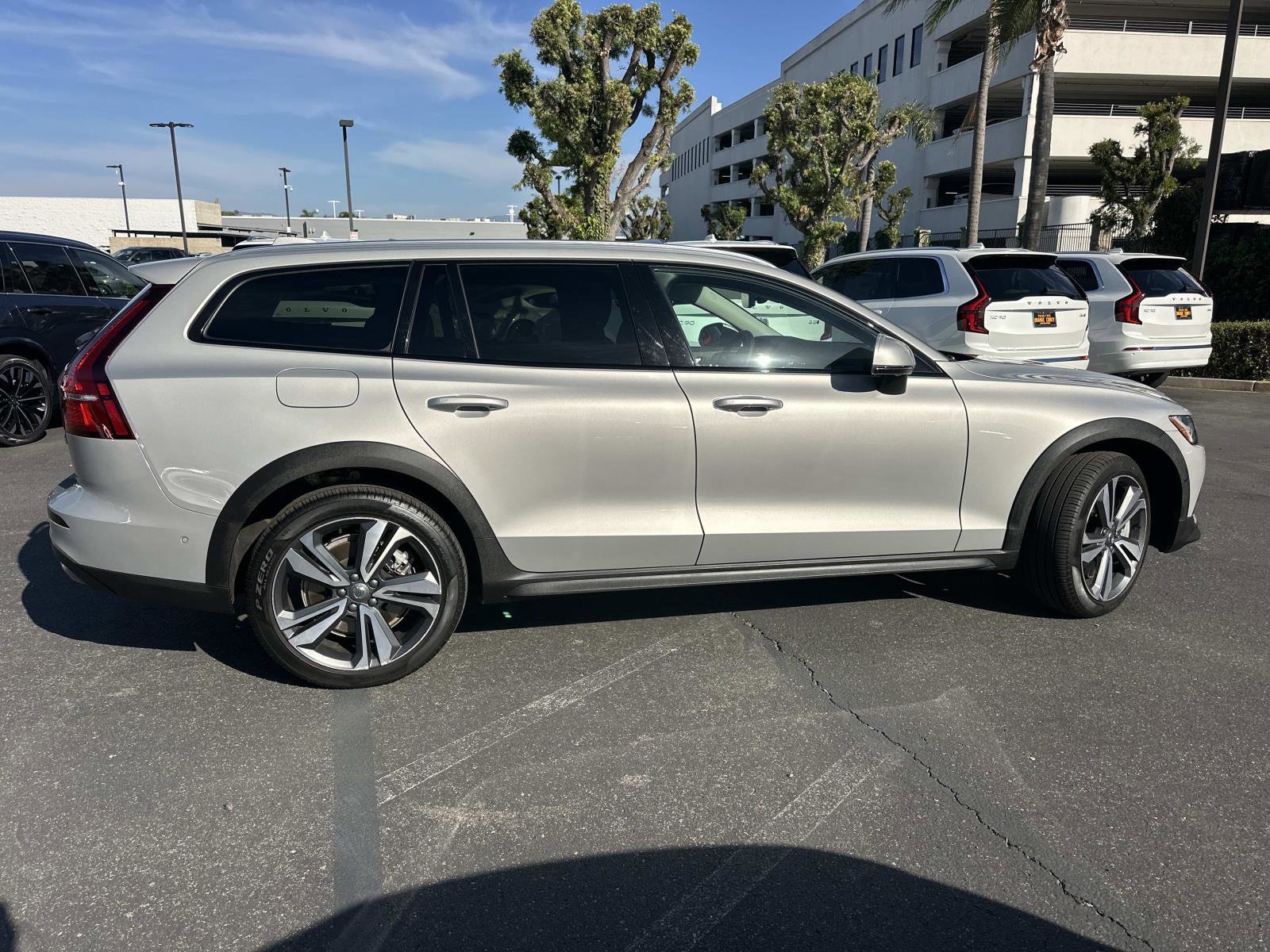 Certified 2025 Volvo V60 B5 Cross Country Plus image 4