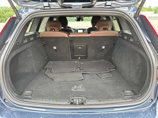 Certified 2025 Volvo V60 B5 Cross Country Plus AWD/4WD image 33