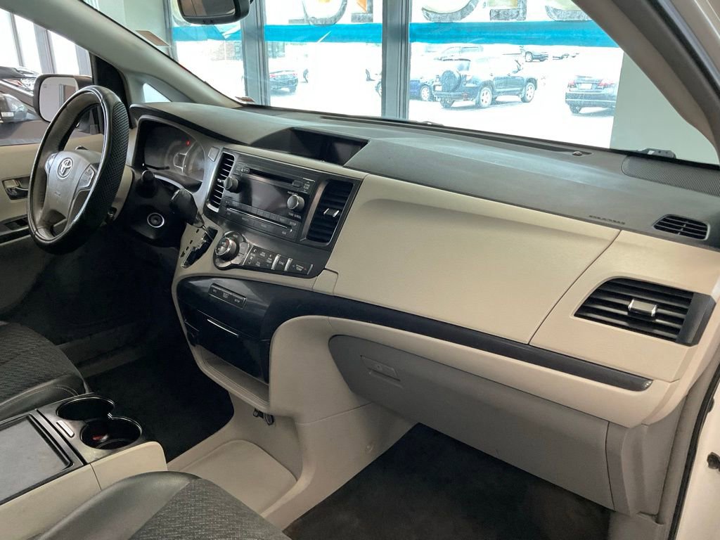 Used 2013 Toyota Sienna SE FWD image 17
