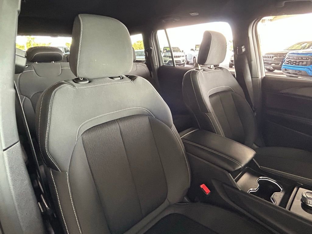 Used 2025 Jeep Grand Cherokee L Laredo image 38