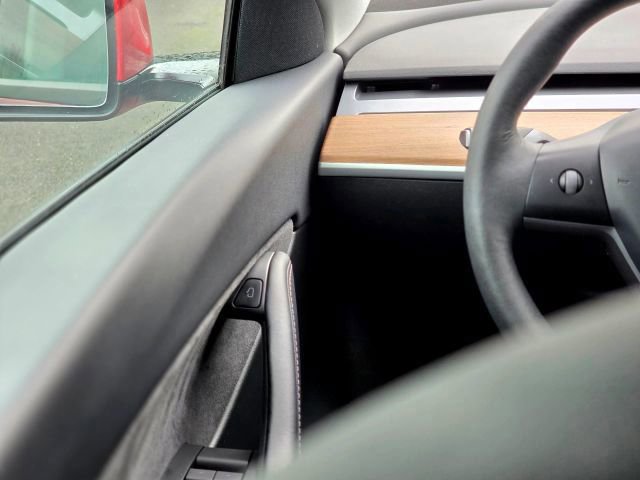 Used 2021 Tesla Model Y Long Range image 16