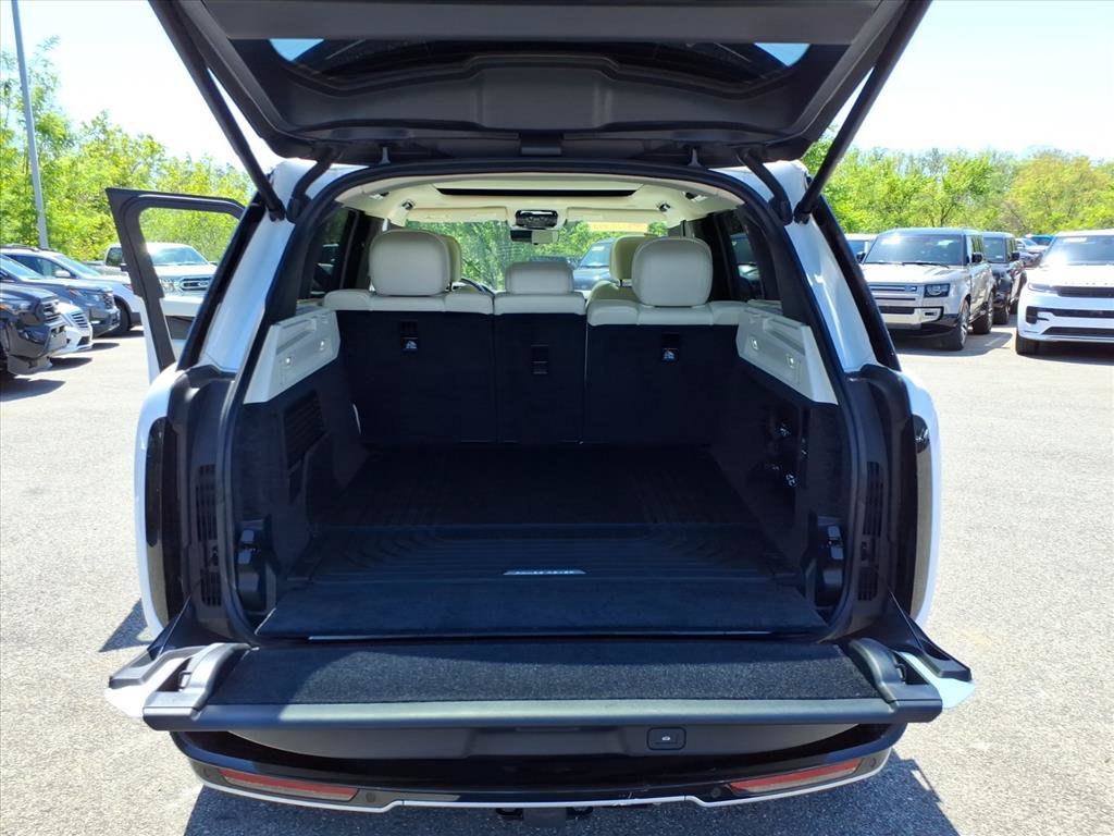 Certified 2025 Land Rover Range Rover SE AWD/4WD image 13
