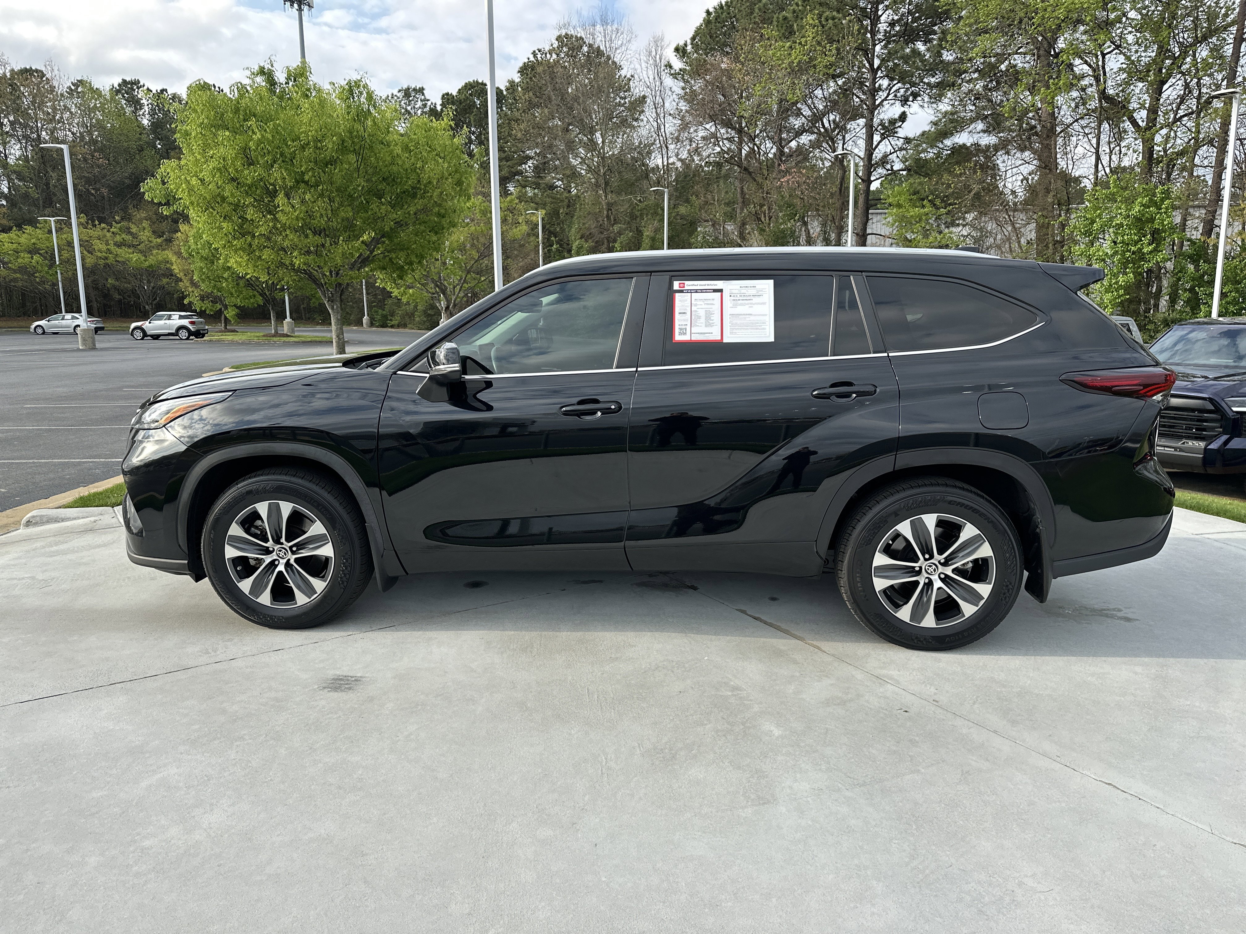 Used 2024 Toyota Highlander XLE image 7