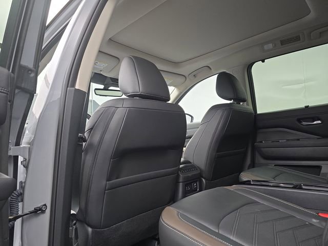 Used 2024 Nissan Pathfinder Platinum image 46