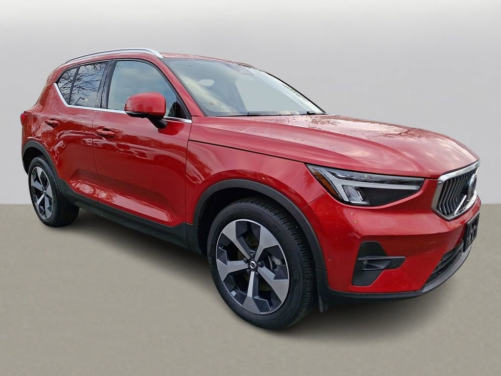 Used 2023 Volvo XC40 B5 Plus w/ Driver Assist Package AWD/4WD image 3