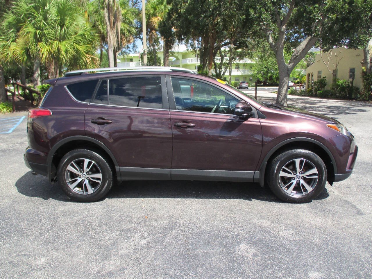 Used 2017 Toyota RAV4 XLE AWD/4WD image 3