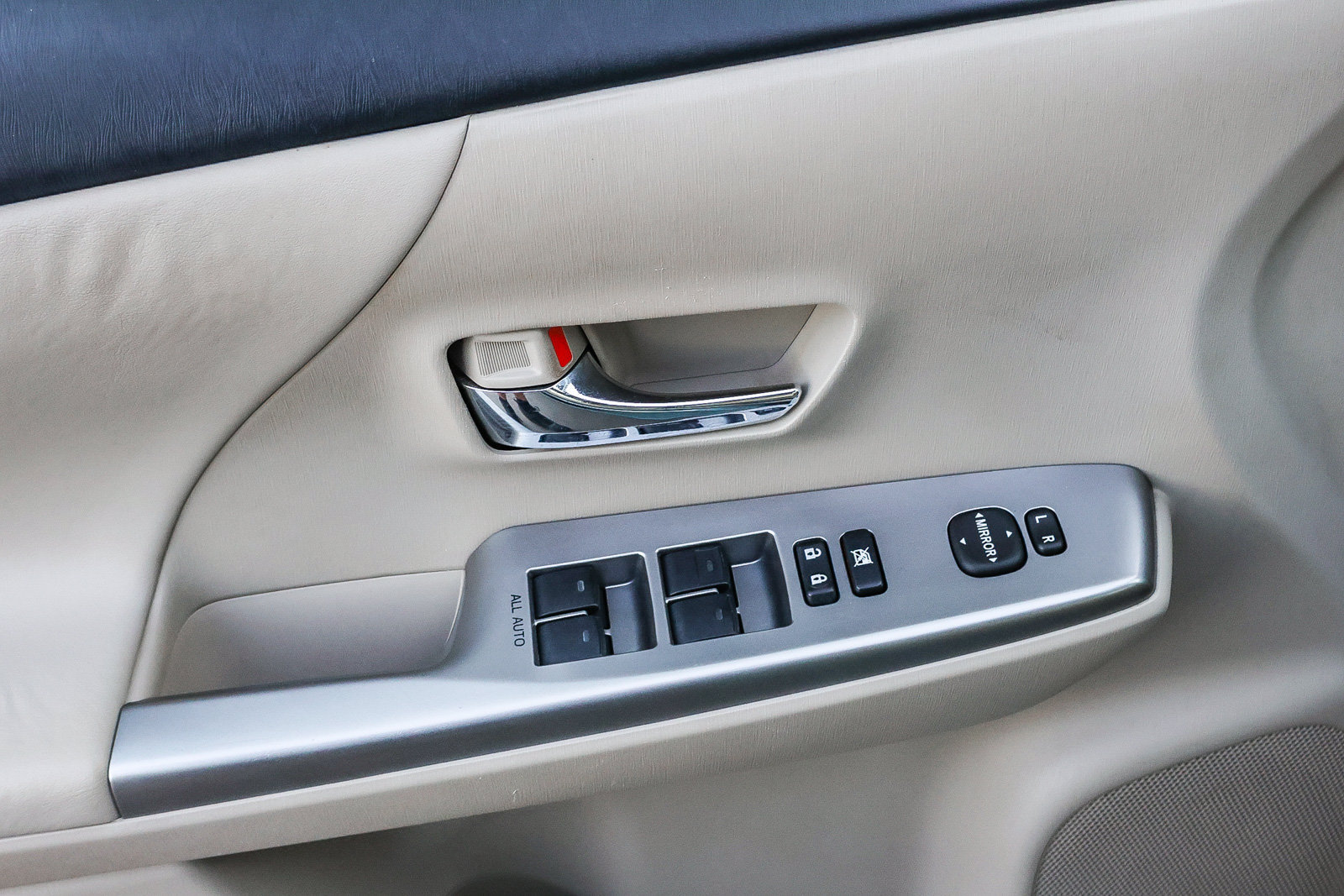 Used 2016 Toyota Prius V Five FWD image 27