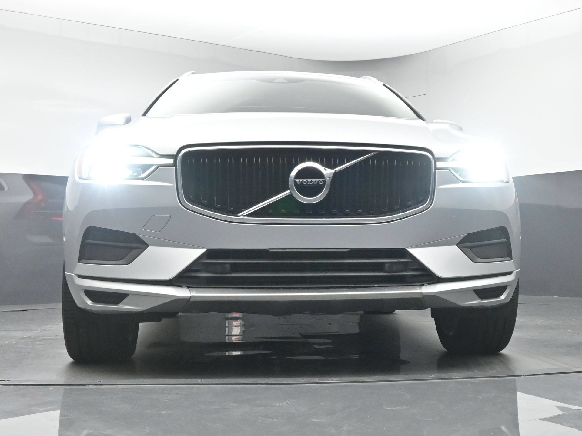 Used 2018 Volvo XC60 T5 Momentum w/ Vision Package AWD/4WD image 11