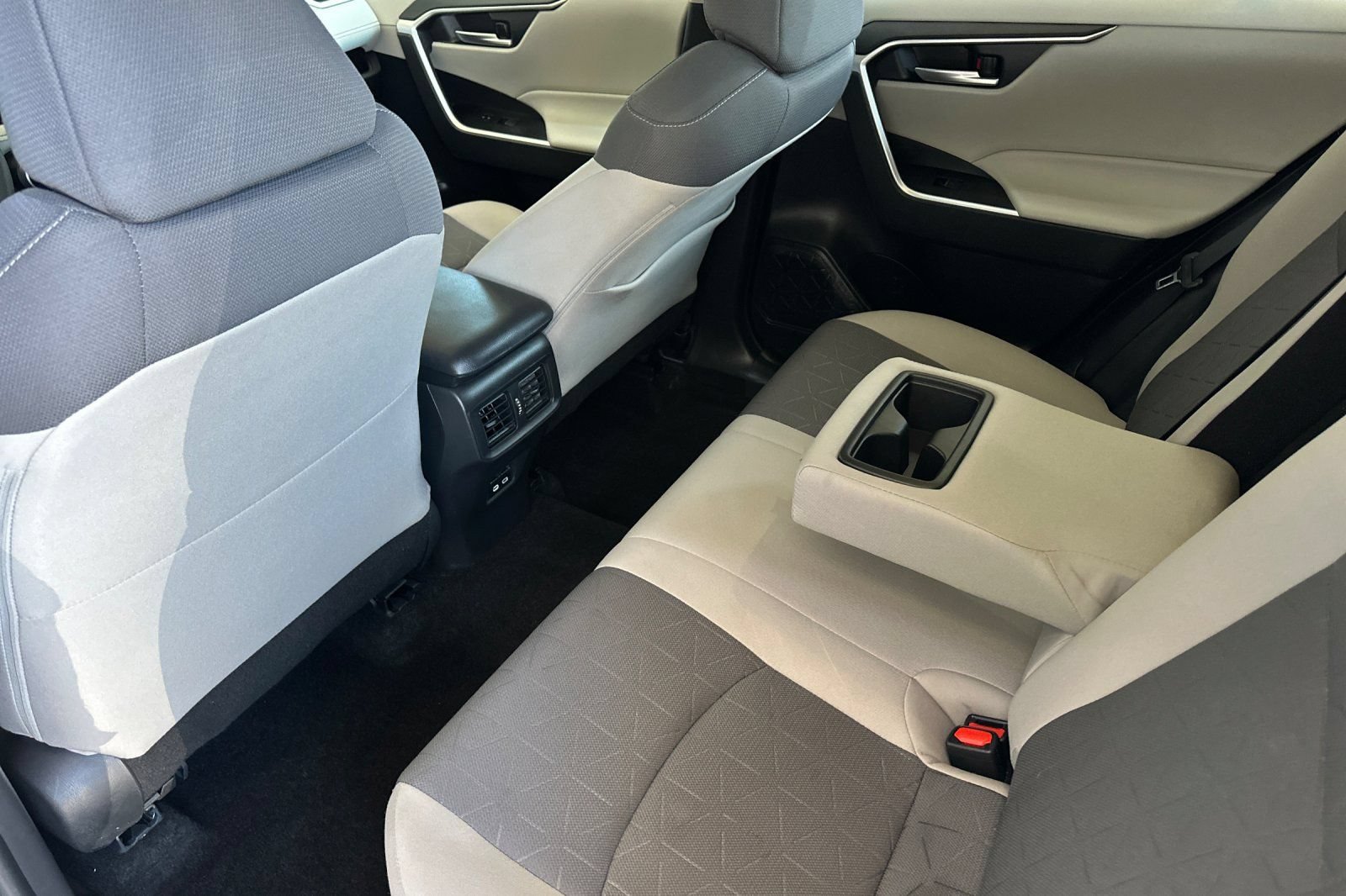 Used 2024 Toyota RAV4 XLE w/ Convenience Package FWD image 13