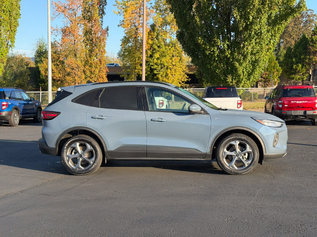 Certified 2025 Ford Escape ST-Line Select AWD/4WD image 3