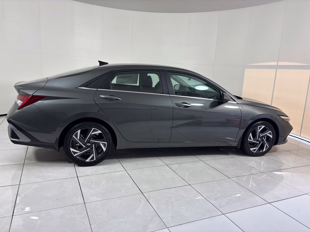 New 2026 Hyundai Elantra Limited FWD image 6