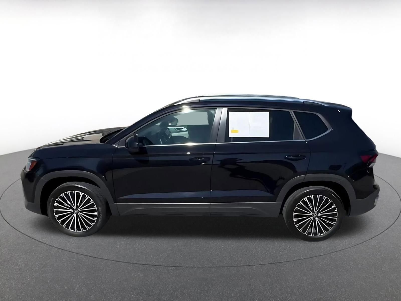 Used 2025 Volkswagen Taos SE FWD image 9