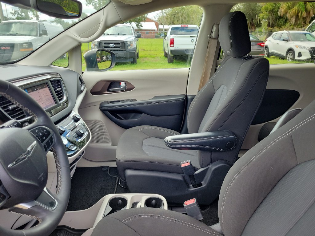 Used 2023 Chrysler Voyager LX FWD image 23