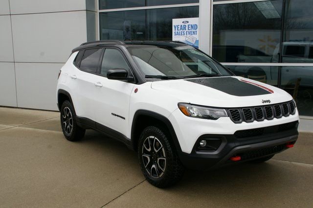 Used 2025 Jeep Compass Trailhawk image 2