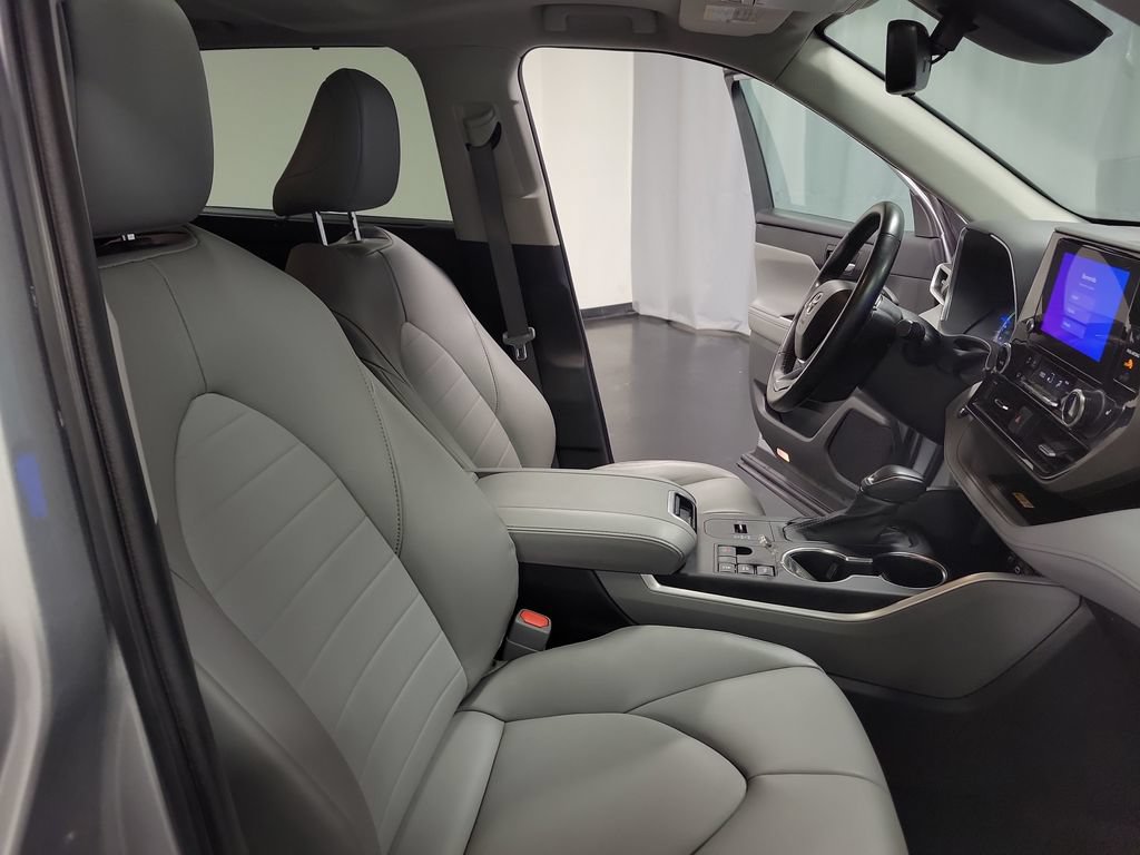 Used 2023 Toyota Highlander XLE AWD/4WD image 31