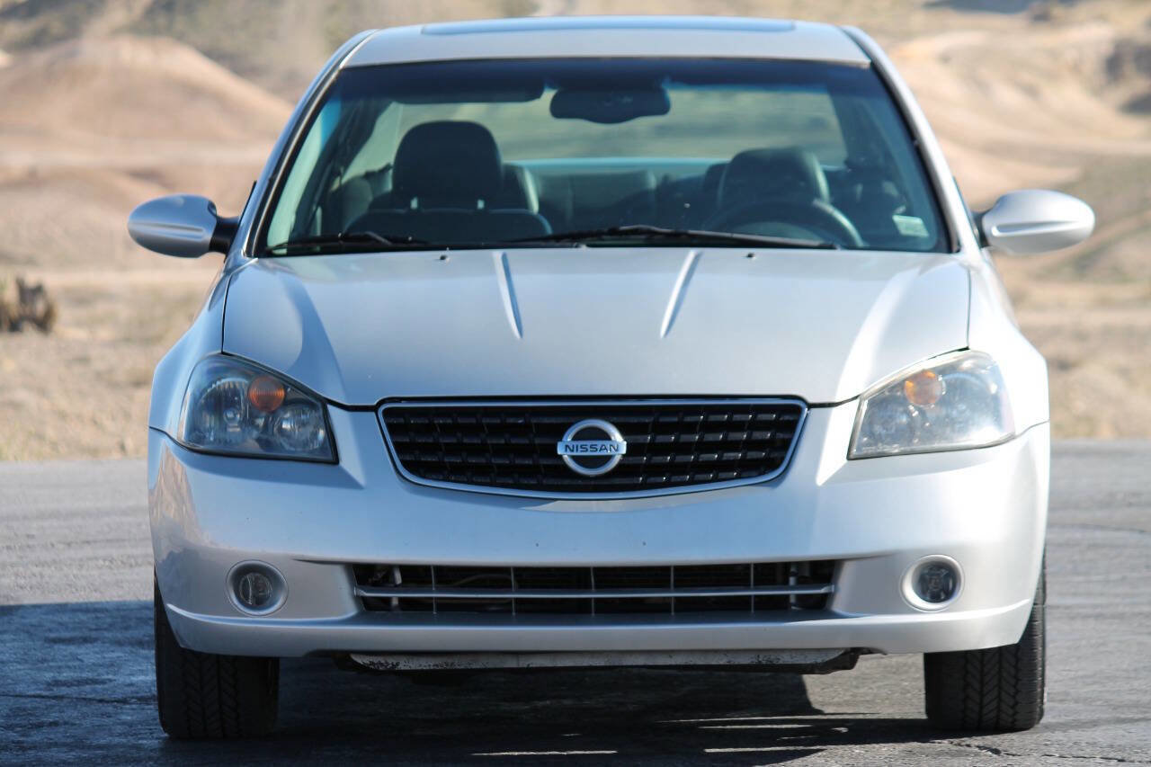 Used 2005 Nissan Altima 3.5 SE w/ (X02) Navigation Pkg FWD image 3