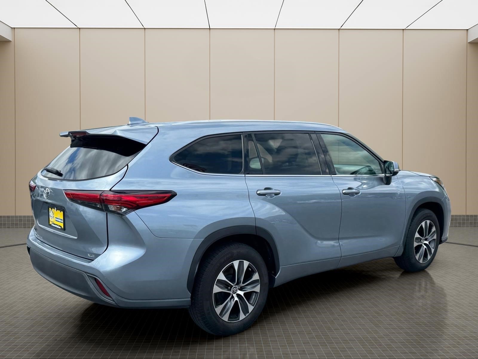 Used 2020 Toyota Highlander XLE FWD image 3