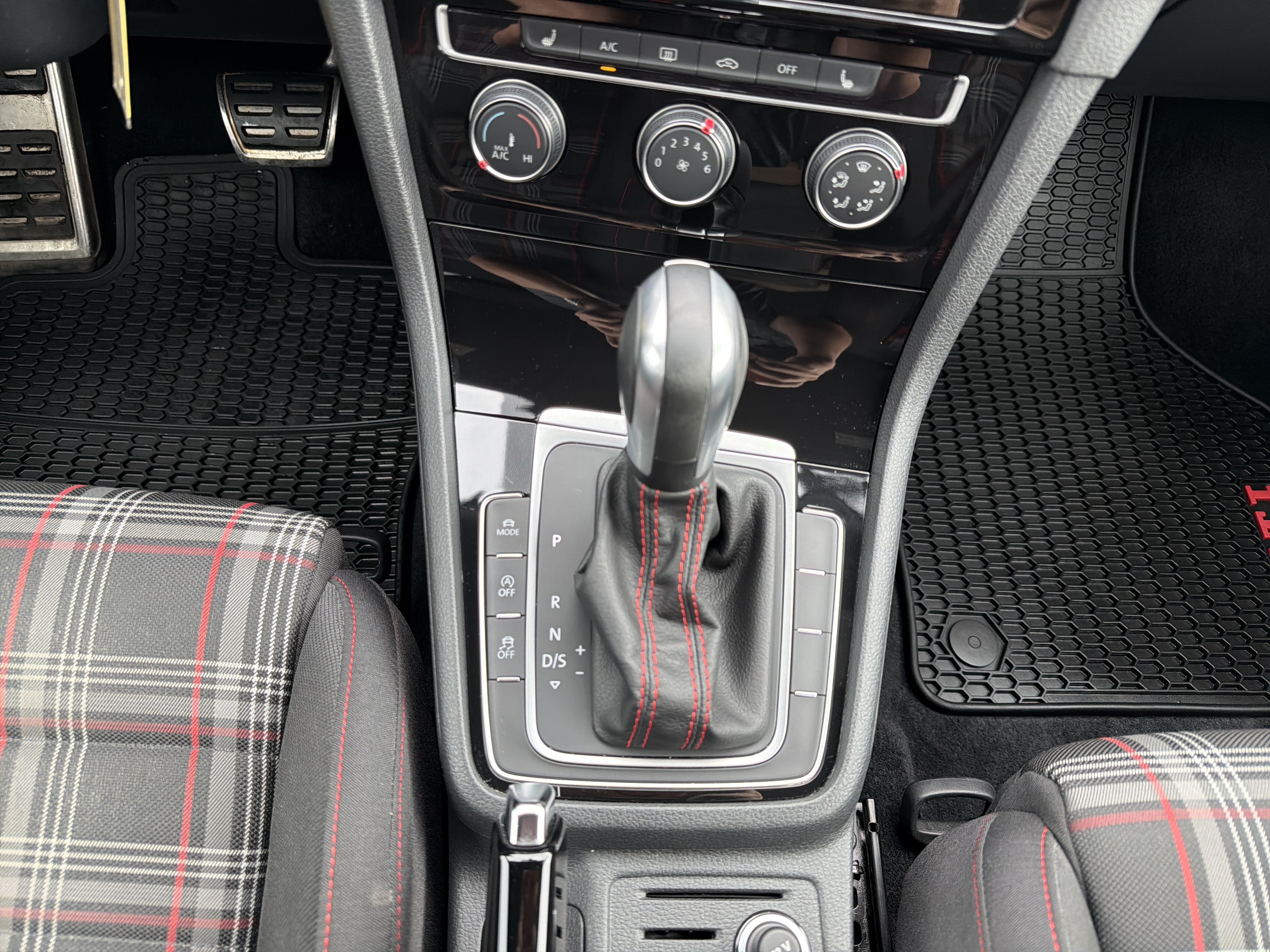 Used 2020 Volkswagen GTI S FWD image 15