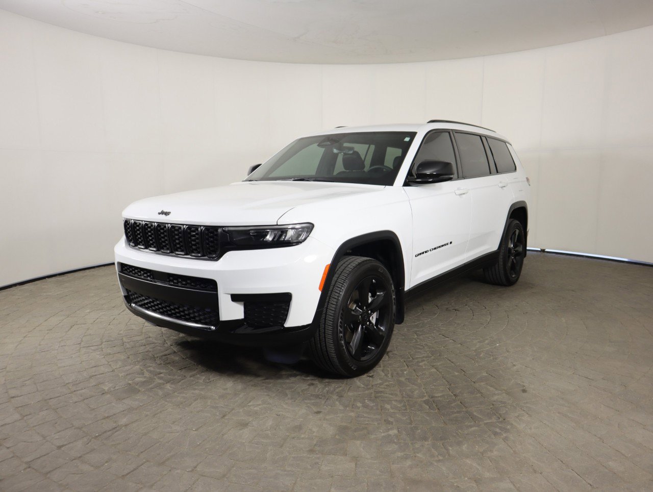 Used 2025 Jeep Grand Cherokee L Altitude image 4