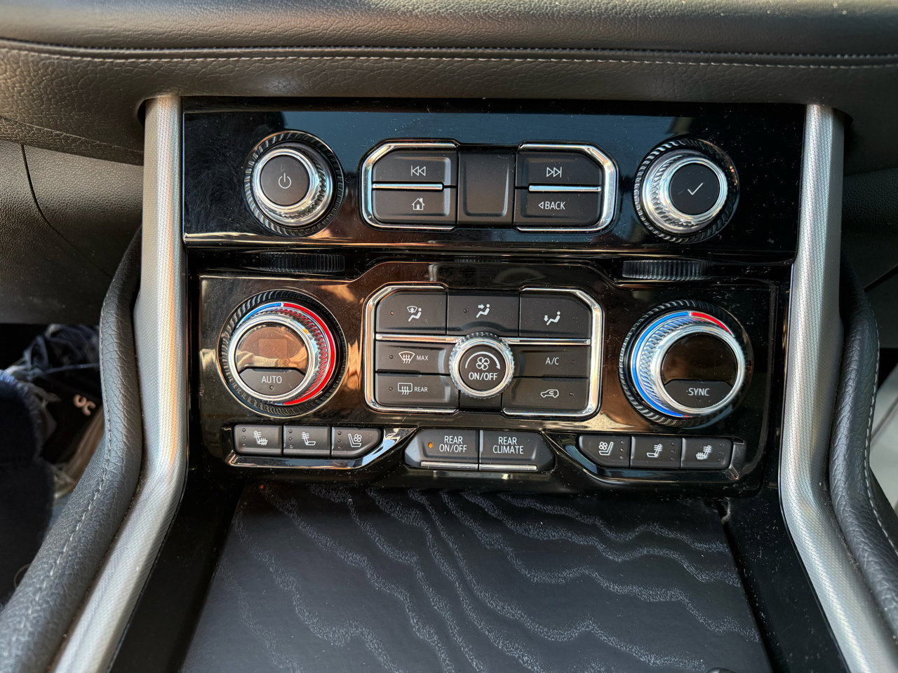 Used 2021 GMC Yukon XL Denali w/ Advanced Technology Package image 29