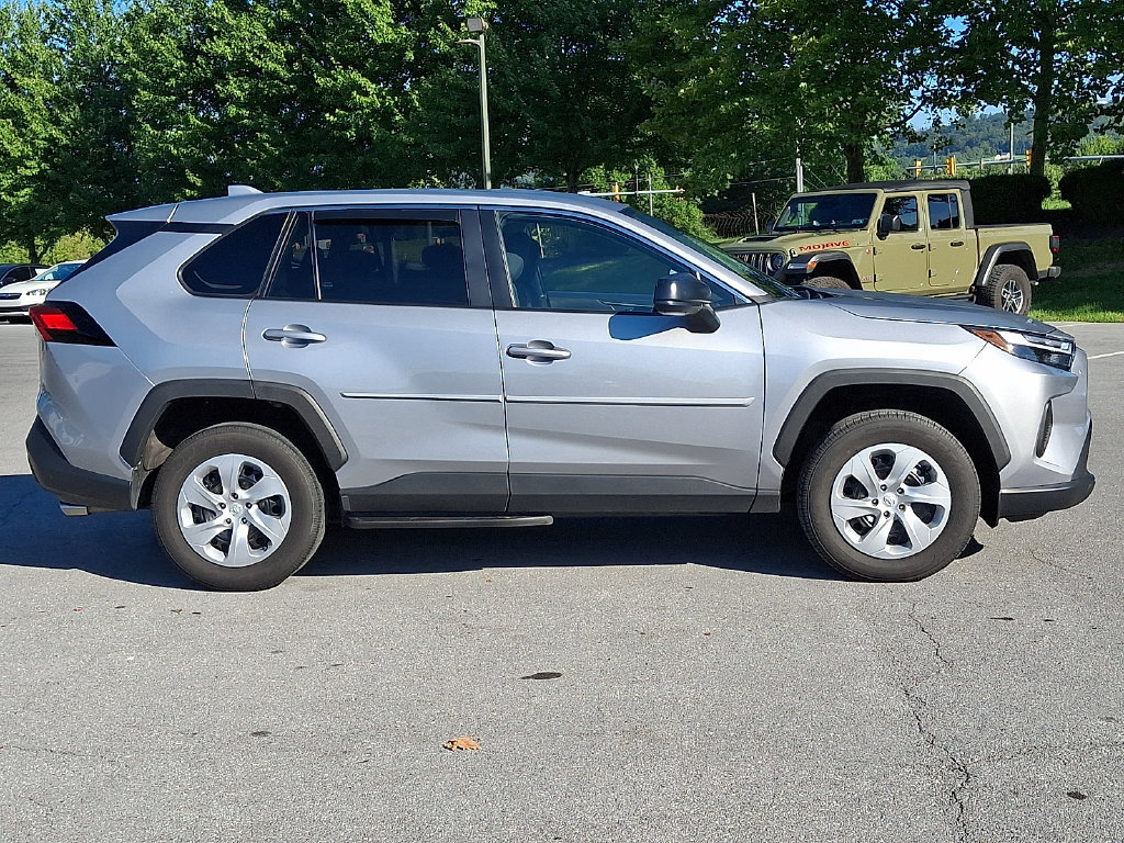 Used 2025 Toyota RAV4 LE AWD/4WD image 10