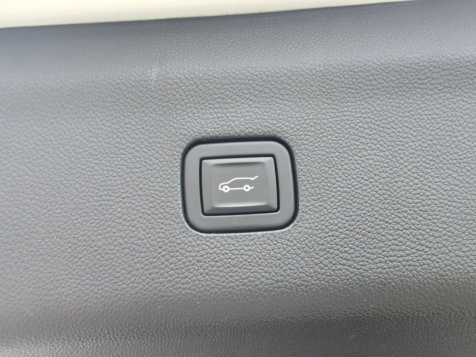 Used 2020 Buick Enclave Essence w/ Sound and Sites Package FWD image 5