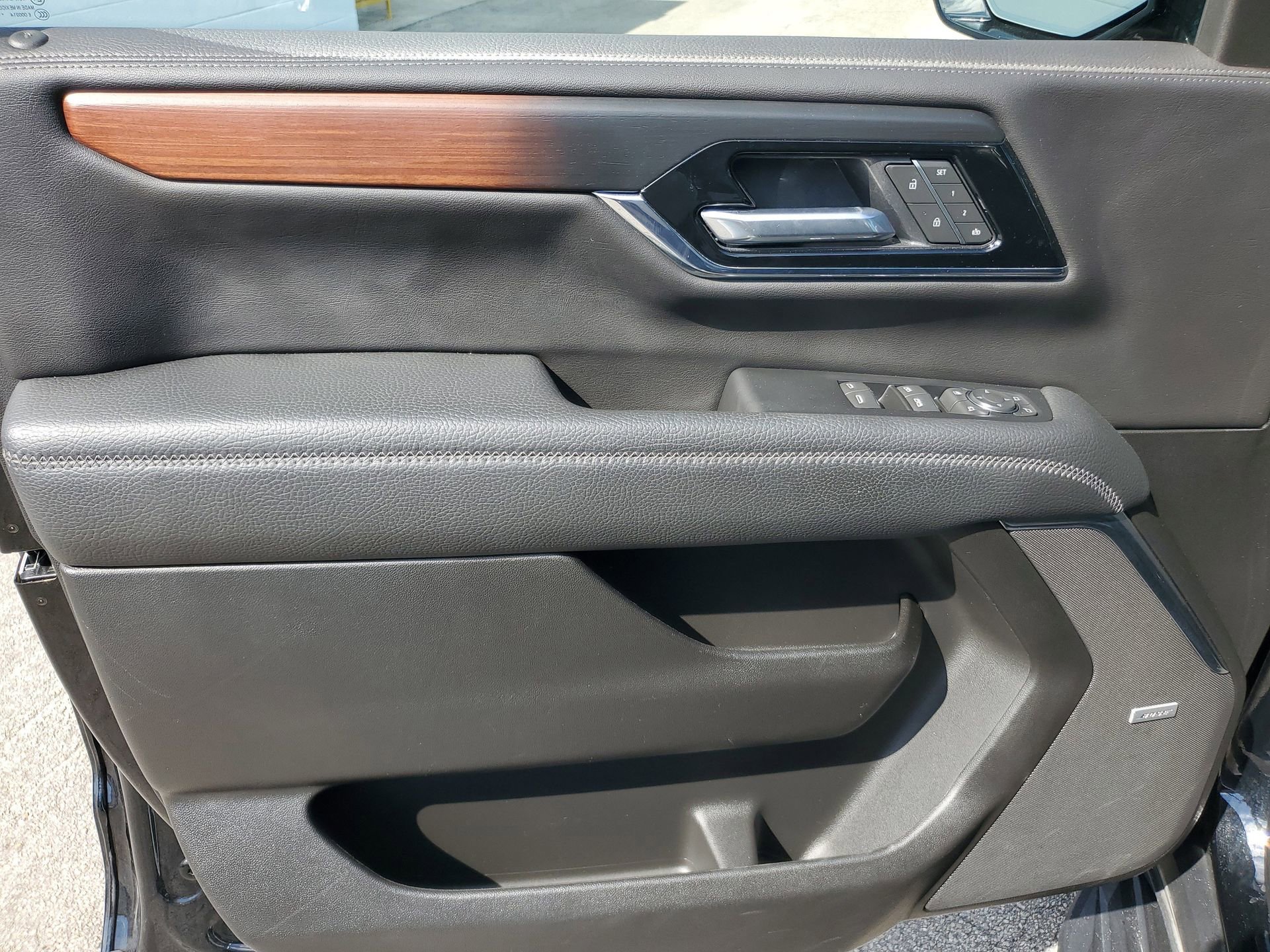 Used 2025 GMC Yukon XL Denali RWD image 18