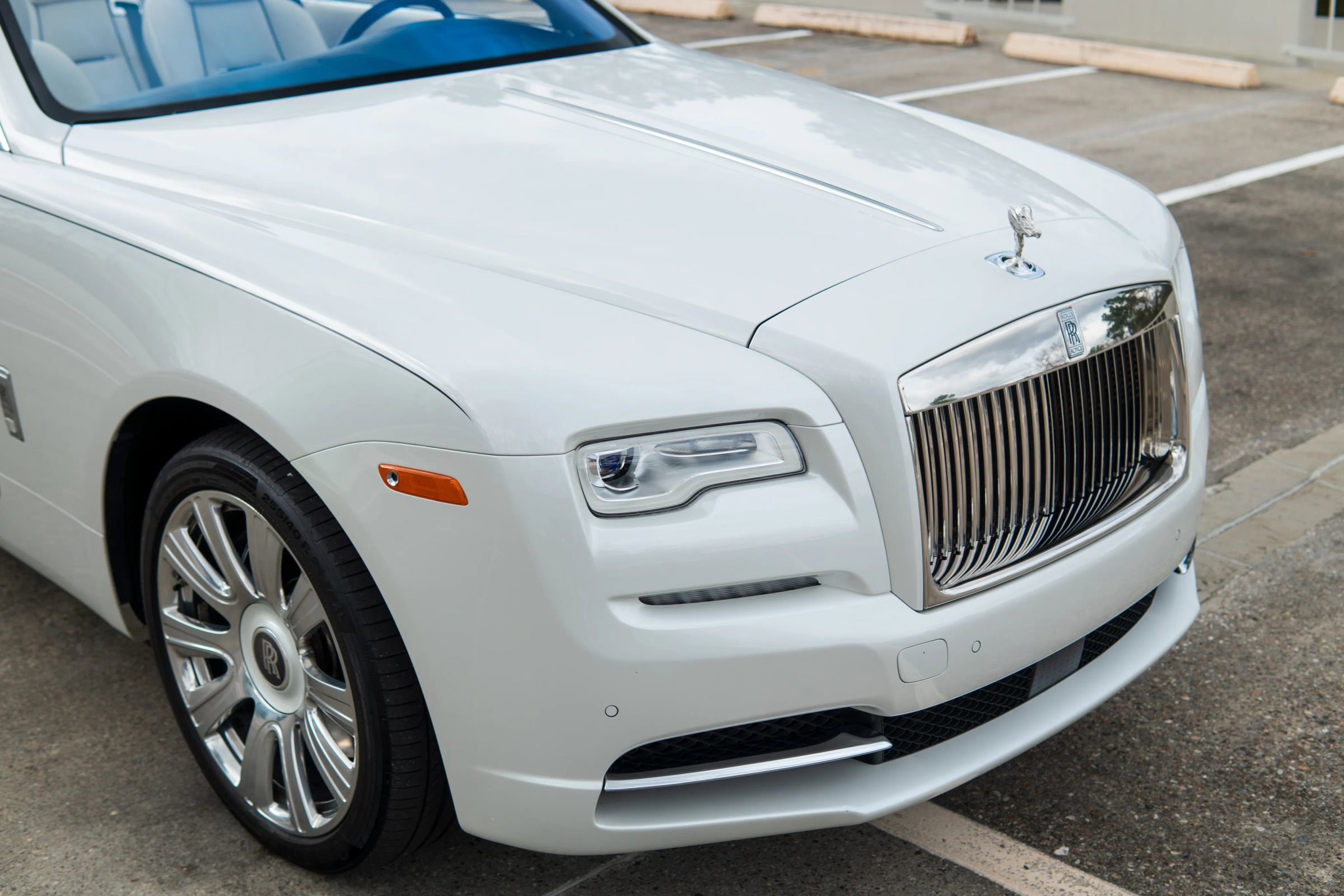 Used 2017 Rolls-Royce Dawn RWD image 30