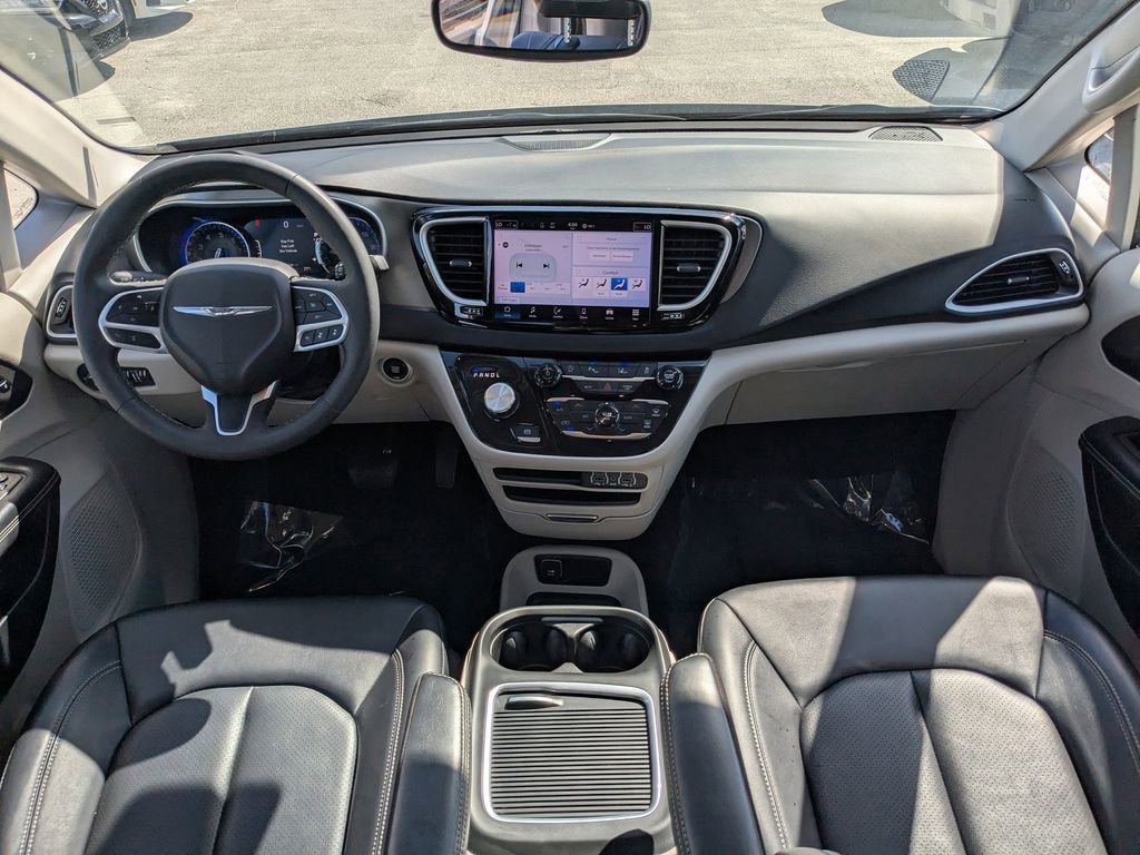 Used 2024 Chrysler Pacifica Touring-L image 14