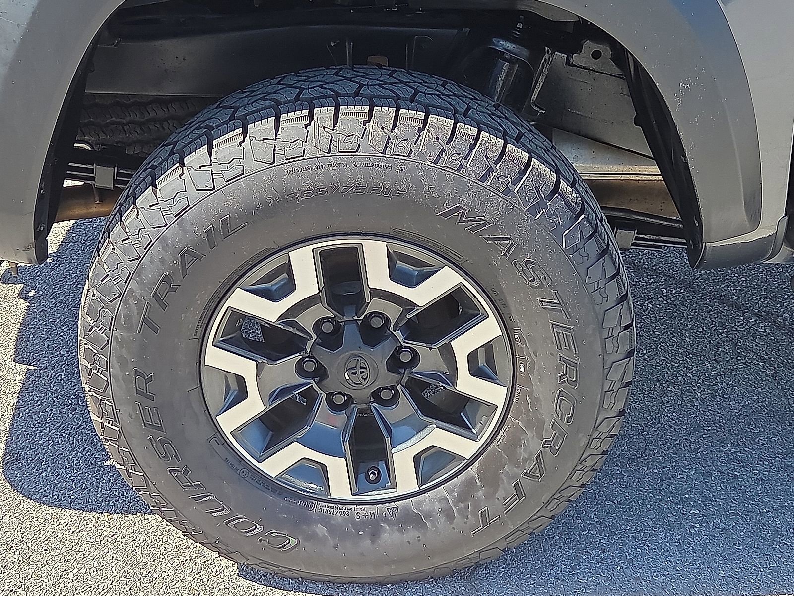 Used 2018 Toyota Tacoma TRD Off-Road w/ Technology Package image 7