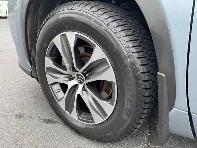 Used 2021 Toyota Highlander XLE AWD/4WD image 13