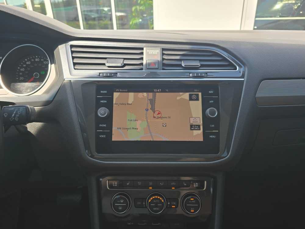 Used 2018 Volkswagen Tiguan SEL AWD/4WD image 12