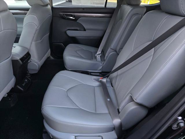 Certified 2026 Toyota Highlander Limited AWD/4WD image 11