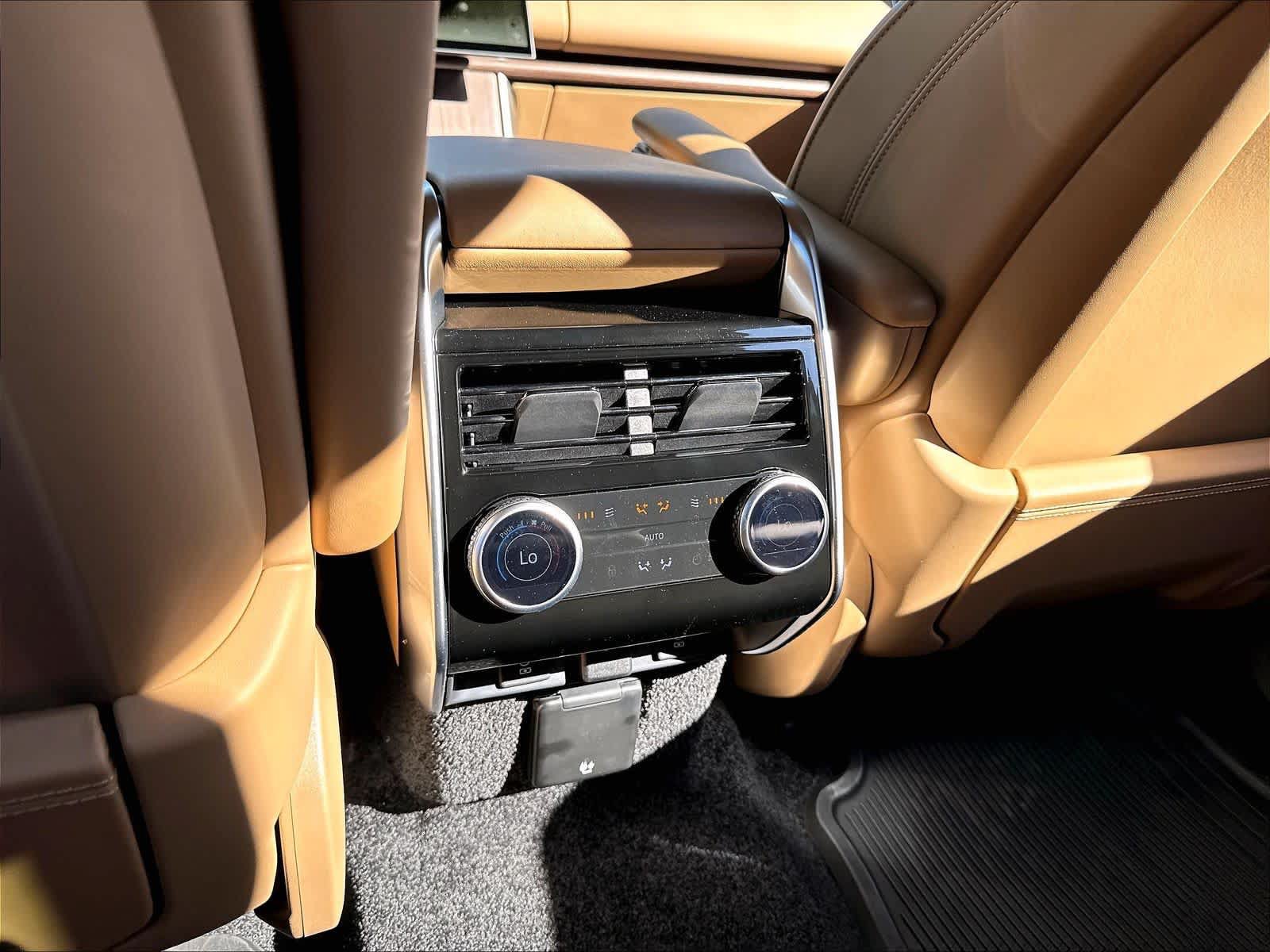 New 2026 Land Rover Range Rover Long Wheelbase SE AWD/4WD image 16