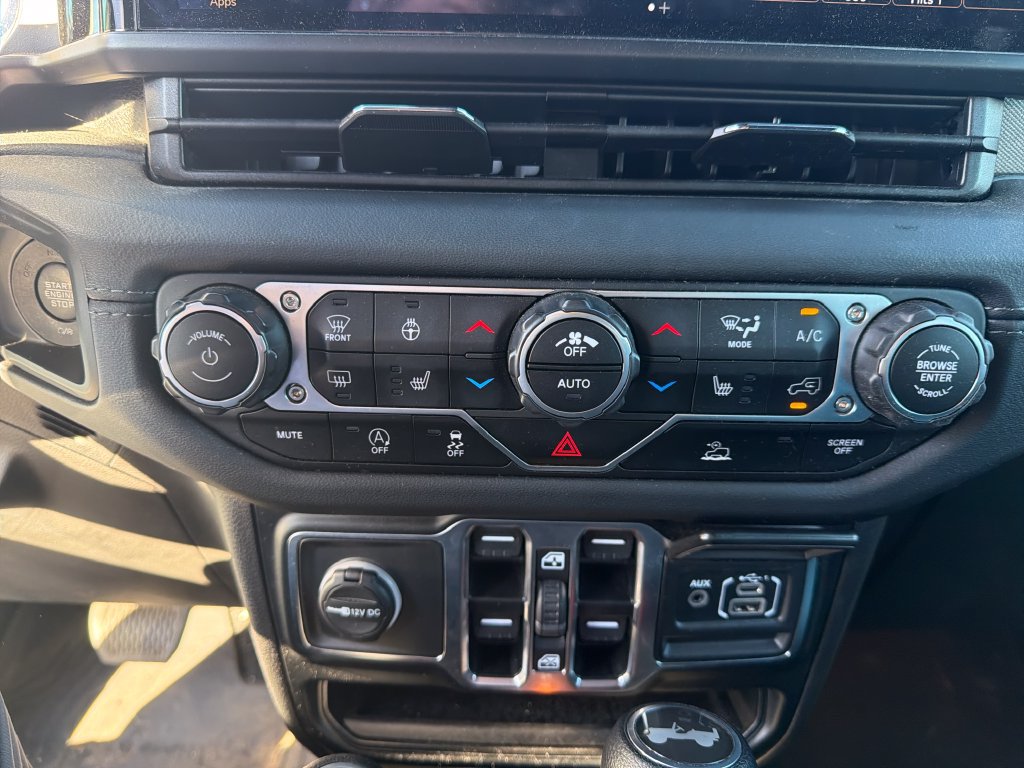 Used 2024 Jeep Wrangler Unlimited Sahara w/ Technology Group AWD/4WD image 27