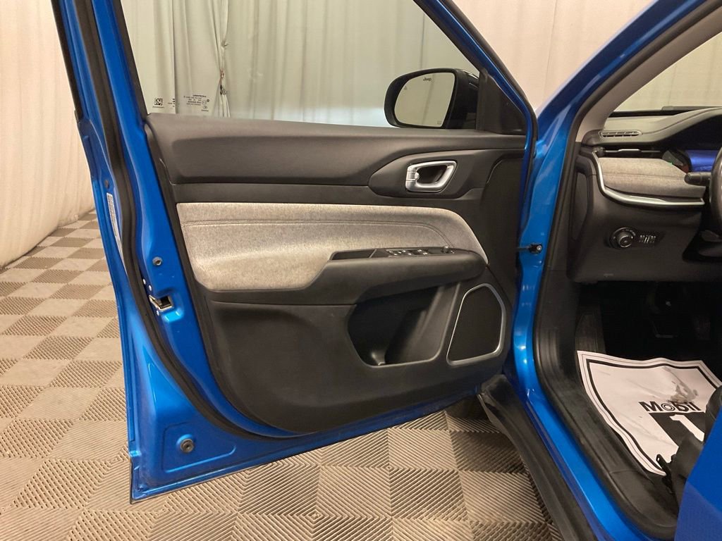 Used 2022 Jeep Compass Latitude image 10