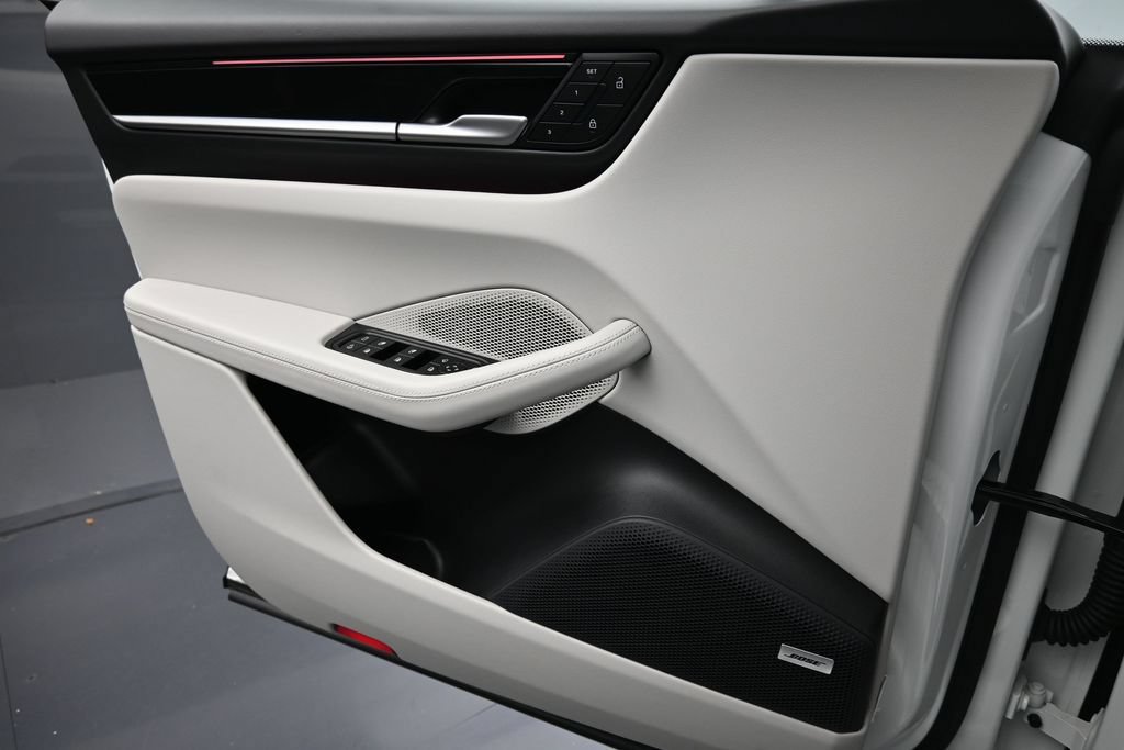 Certified 2025 Porsche Macan Electric RWD image 23